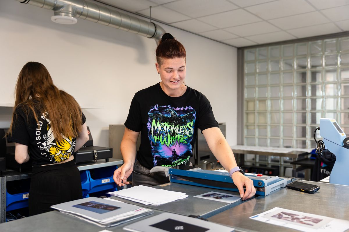Preparing printed sheets in the Printeers production facility